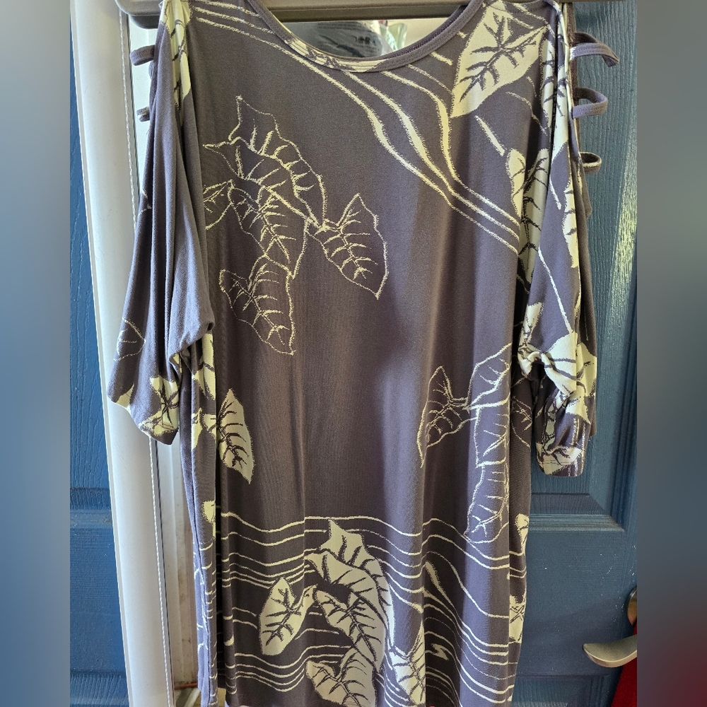 Wahine Toa Kalo Leaf Patterned Shirt with Cut-Out Sleeves